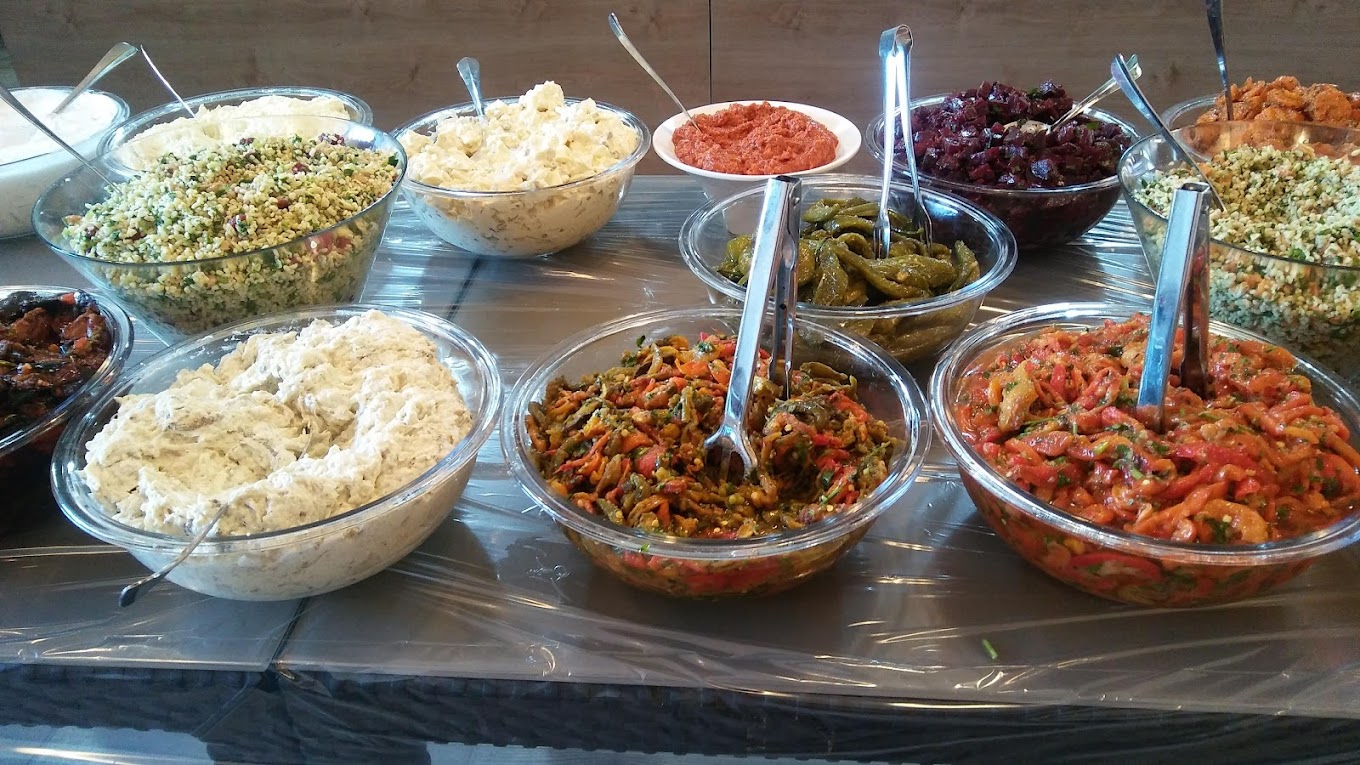 מגוון סלטים מובחרים